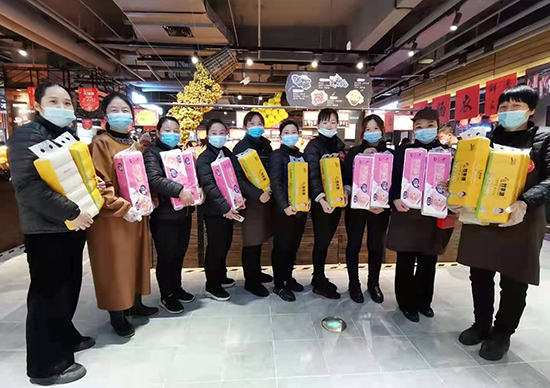 1月3日，13店嚴(yán)格按照四定原則，為昨日單品銷(xiāo)售任務(wù)達(dá)成的家人們發(fā)放獎(jiǎng)勵(lì).jpg